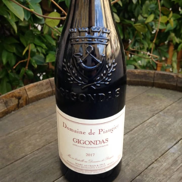 Agence M Com Marseille La Cote De Boeuf Marseille Restaurant Cave Vins bouteille vin rouge prestigieux GDomaine de Piaugier Gigondas 2017