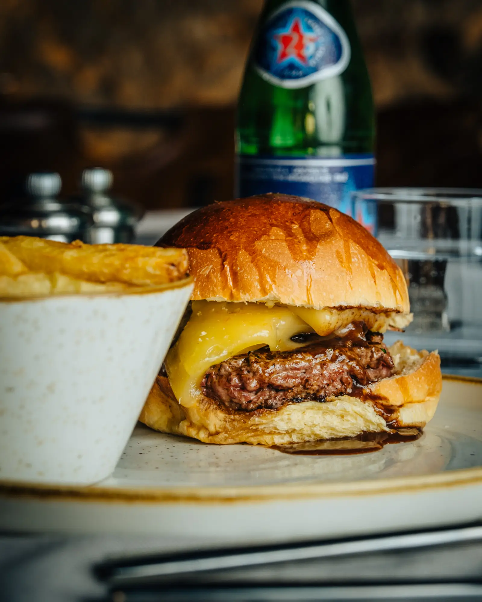 Agence M Com Marseille La Cote De Boeuf Marseille Restaurant Cave Vins burger signature cote boeuf cheddar affine oignons caramelises