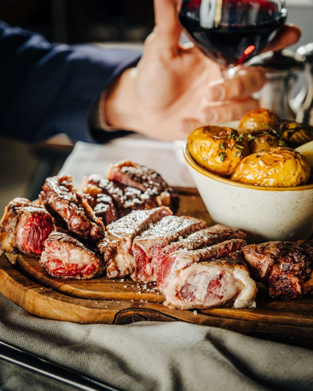Agence M Com Marseille La Cote De Boeuf Marseille Restaurant Cave Vins cote boeuf saignante bleue pomme terre verre vin rouge