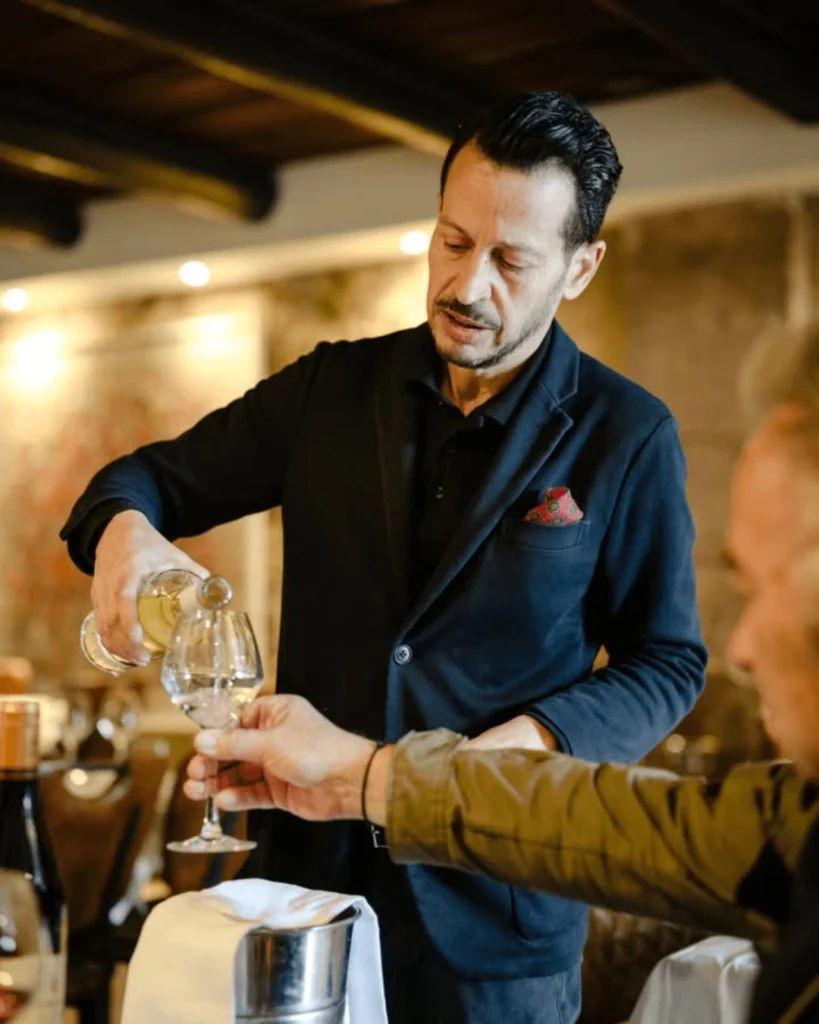 Agence M Com Marseille La Cote De Boeuf Marseille Restaurant Cave Vins homme service vin blanc client
