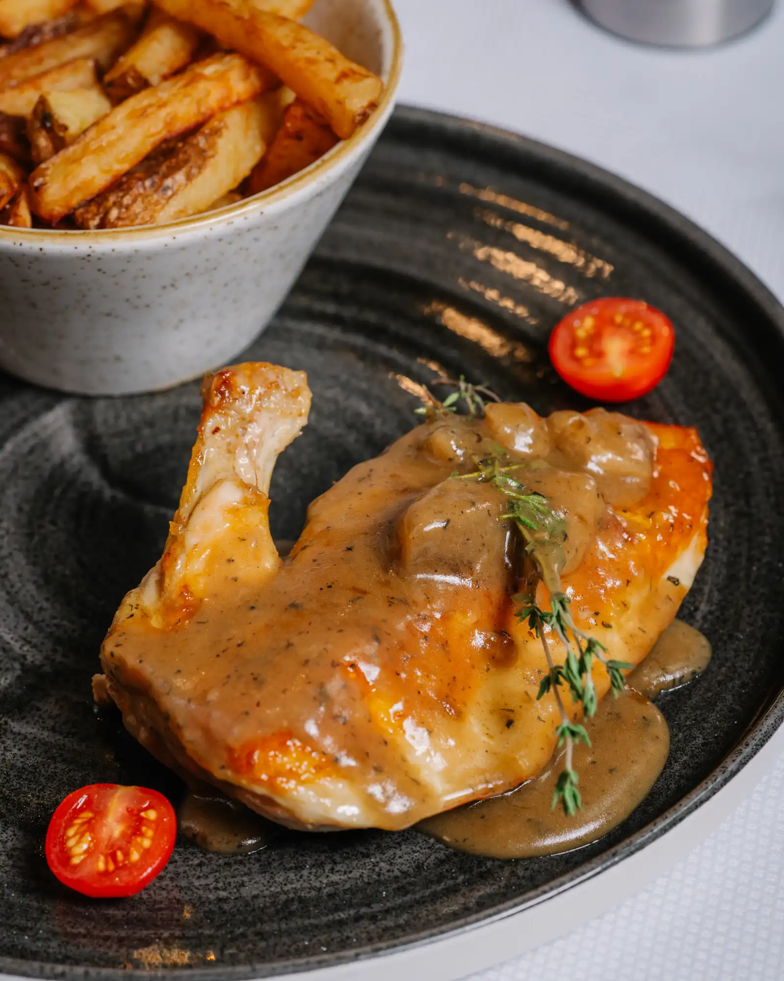 Agence M Com Marseille La Cote De Boeuf Marseille Restaurant Cave Vins plat supreme poulet fermier label rouge frites jus volaille truffe
