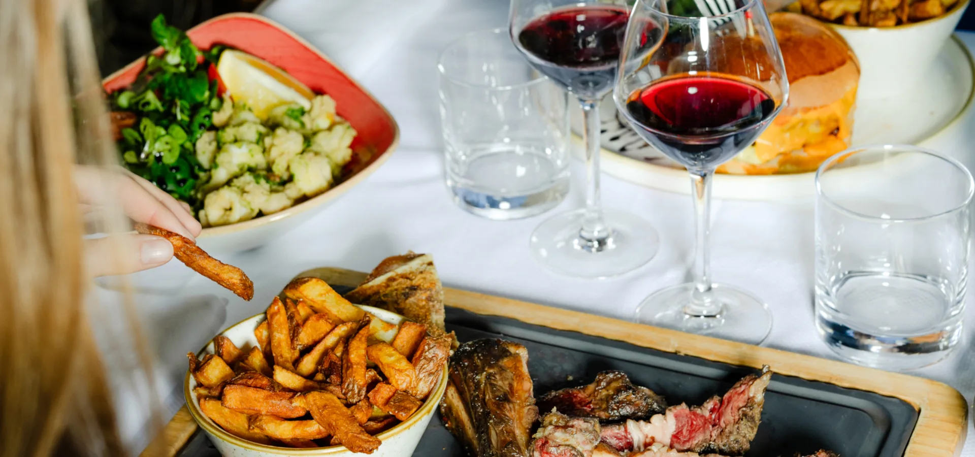 Agence M Com Marseille La Cote De Boeuf Marseille Restaurant Cave Vins repas partage verre vin rouge